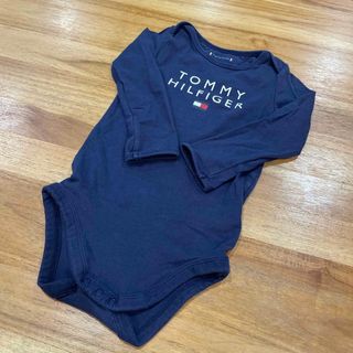 トミーヒルフィガー(TOMMY HILFIGER)の【冬服出品中✨】トミーヒルフィガー　ベビーロンパース　74cm(ロンパース)