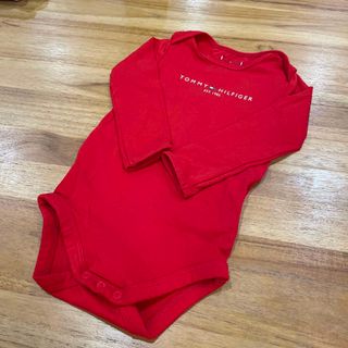 トミーヒルフィガー(TOMMY HILFIGER)の【冬服出品中✨】トミーヒルフィガー　ベビーロンパース　74cm(ロンパース)