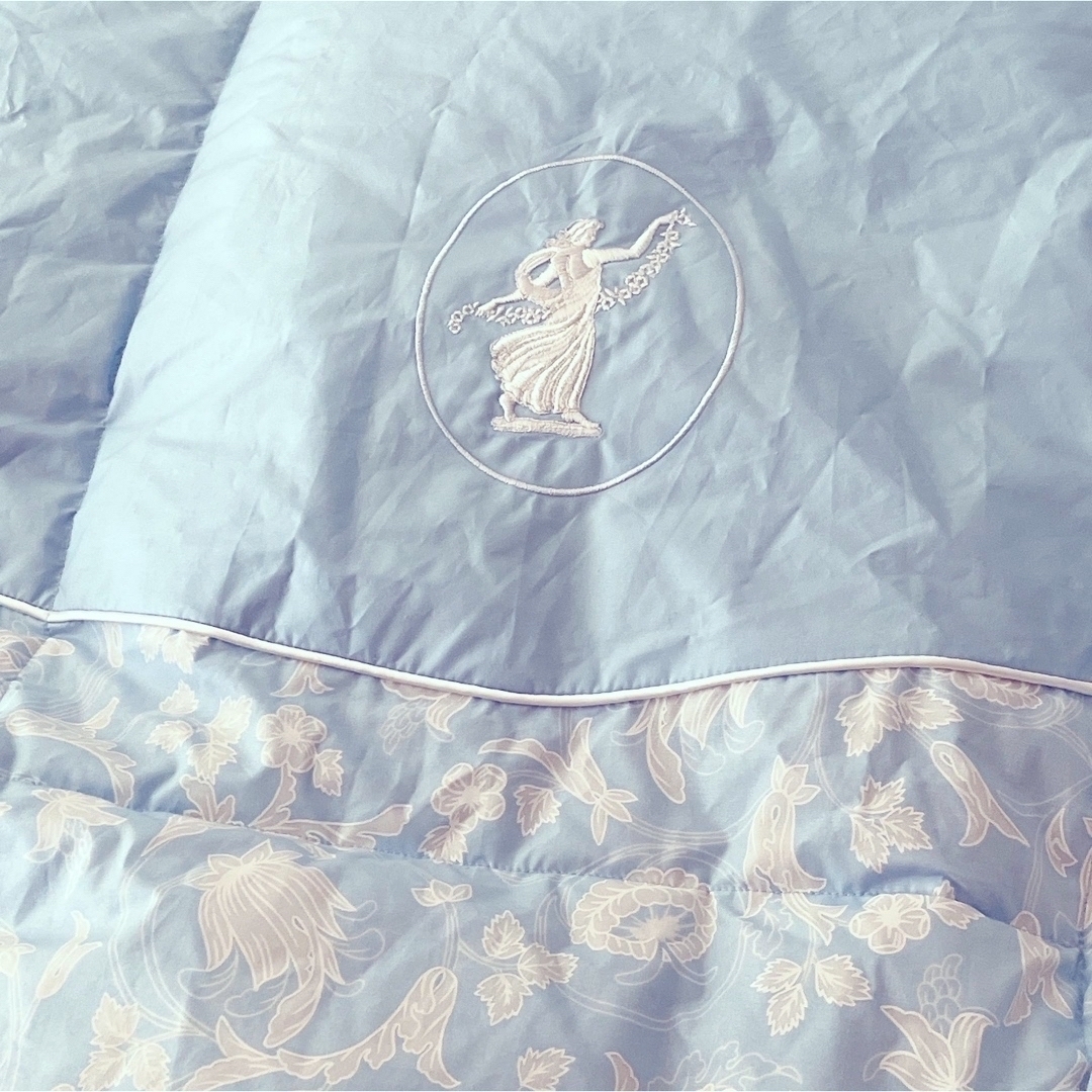 WEDGWOOD(ウェッジウッド)の【未使用 ❣】ダウン70% ウェッジウッド　羽毛布団　肌掛け布団　ブルー　水色 インテリア/住まい/日用品の寝具(布団)の商品写真