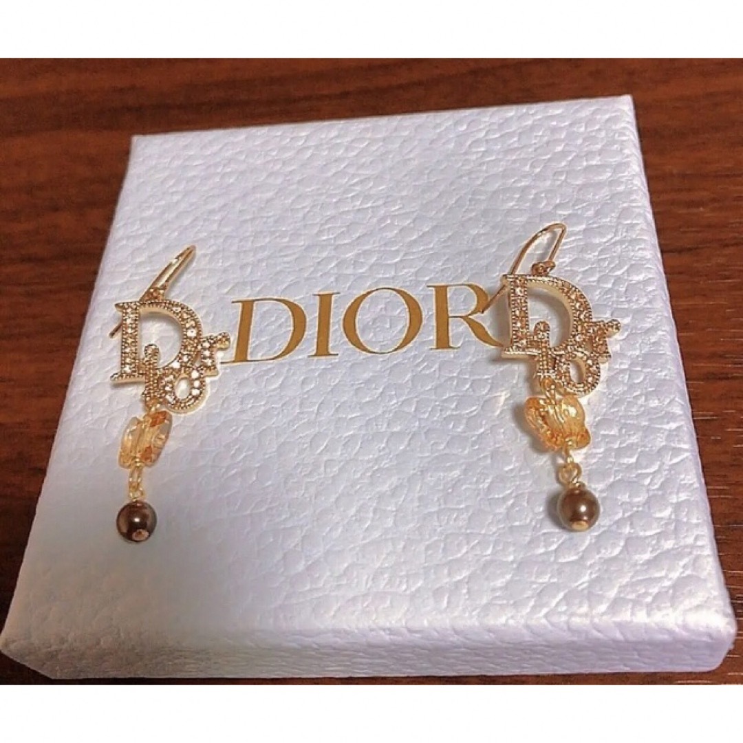 Dior ロゴ 蝶 揺れる ピアス フック ゴールド パール