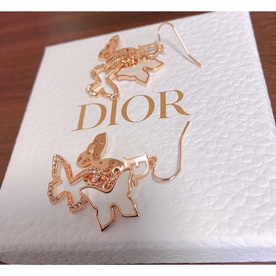 Christian Dior(クリスチャンディオール)のDior 蝶 揺れる 可愛い ピアス フック gold ゴールド キラキラ レディースのアクセサリー(ピアス)の商品写真