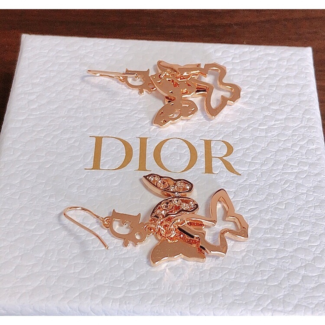 Christian Dior(クリスチャンディオール)のDior 蝶 揺れる 可愛い ピアス フック gold ゴールド キラキラ レディースのアクセサリー(ピアス)の商品写真