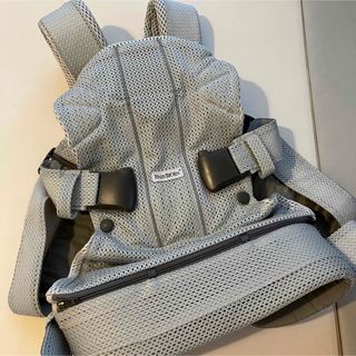 ベビービョルン(BABYBJORN)のbabybjorn one kai air シルバー　スタイ・よだれカバーつき(抱っこひも/おんぶひも)