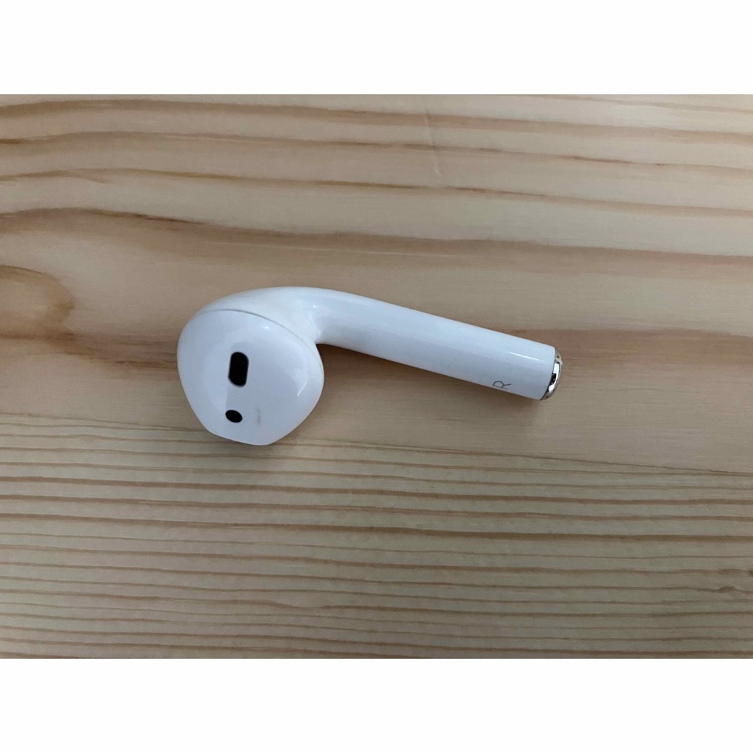 Apple(アップル)のAirPods A1523 純正品 Apple 第一世代 片耳　右耳　ジャンク　 スマホ/家電/カメラのオーディオ機器(ヘッドフォン/イヤフォン)の商品写真