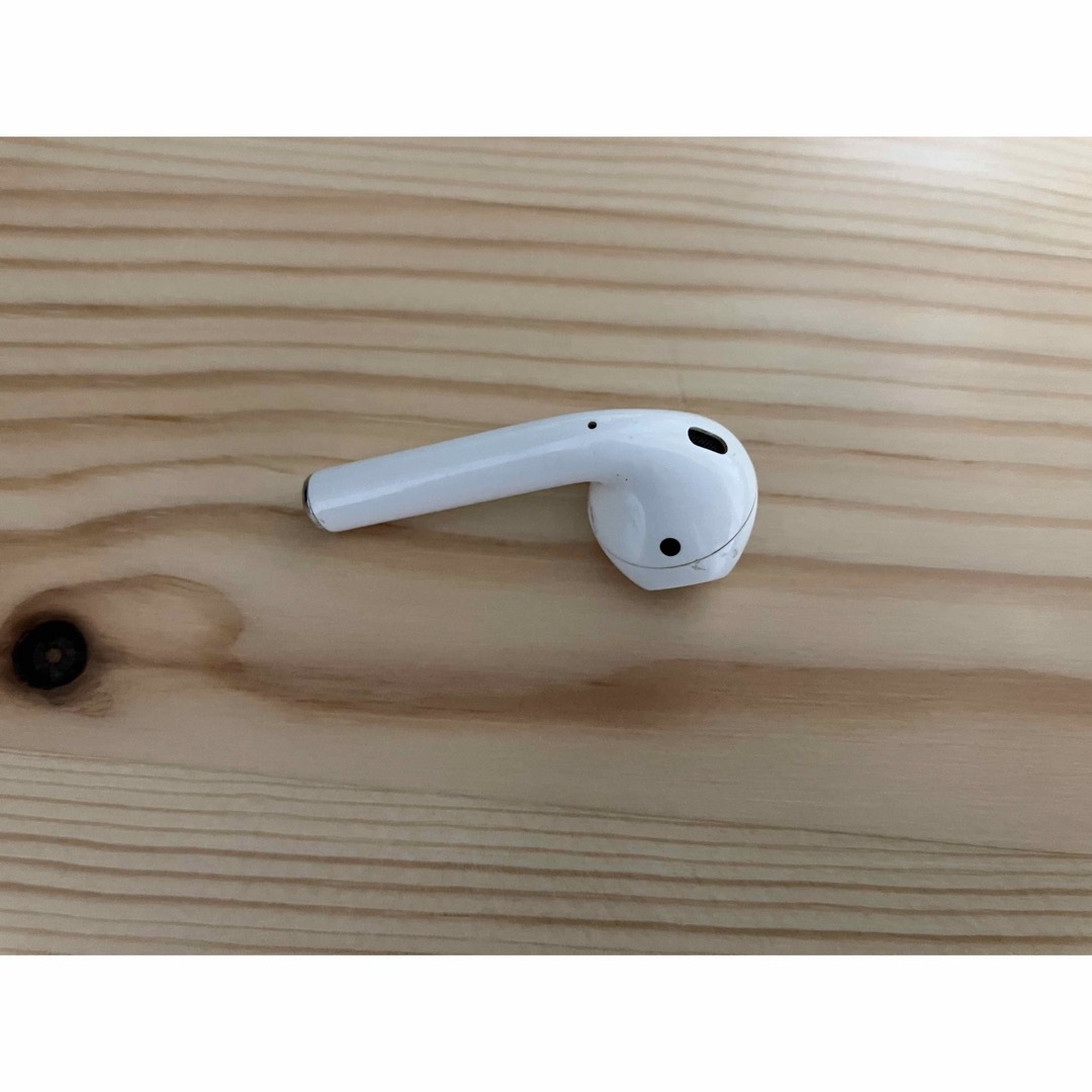 Apple(アップル)のAirPods A1523 純正品 Apple 第一世代 片耳　右耳　ジャンク　 スマホ/家電/カメラのオーディオ機器(ヘッドフォン/イヤフォン)の商品写真