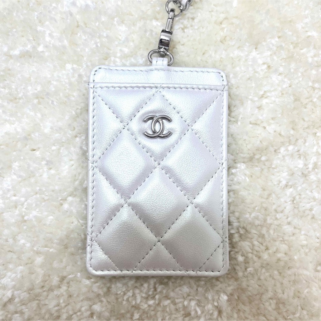 CHANEL(シャネル)の＊新品未使用＊CHANEL  カードケース　ネームホルダー　定期ケース　ホワイト レディースのファッション小物(パスケース/IDカードホルダー)の商品写真