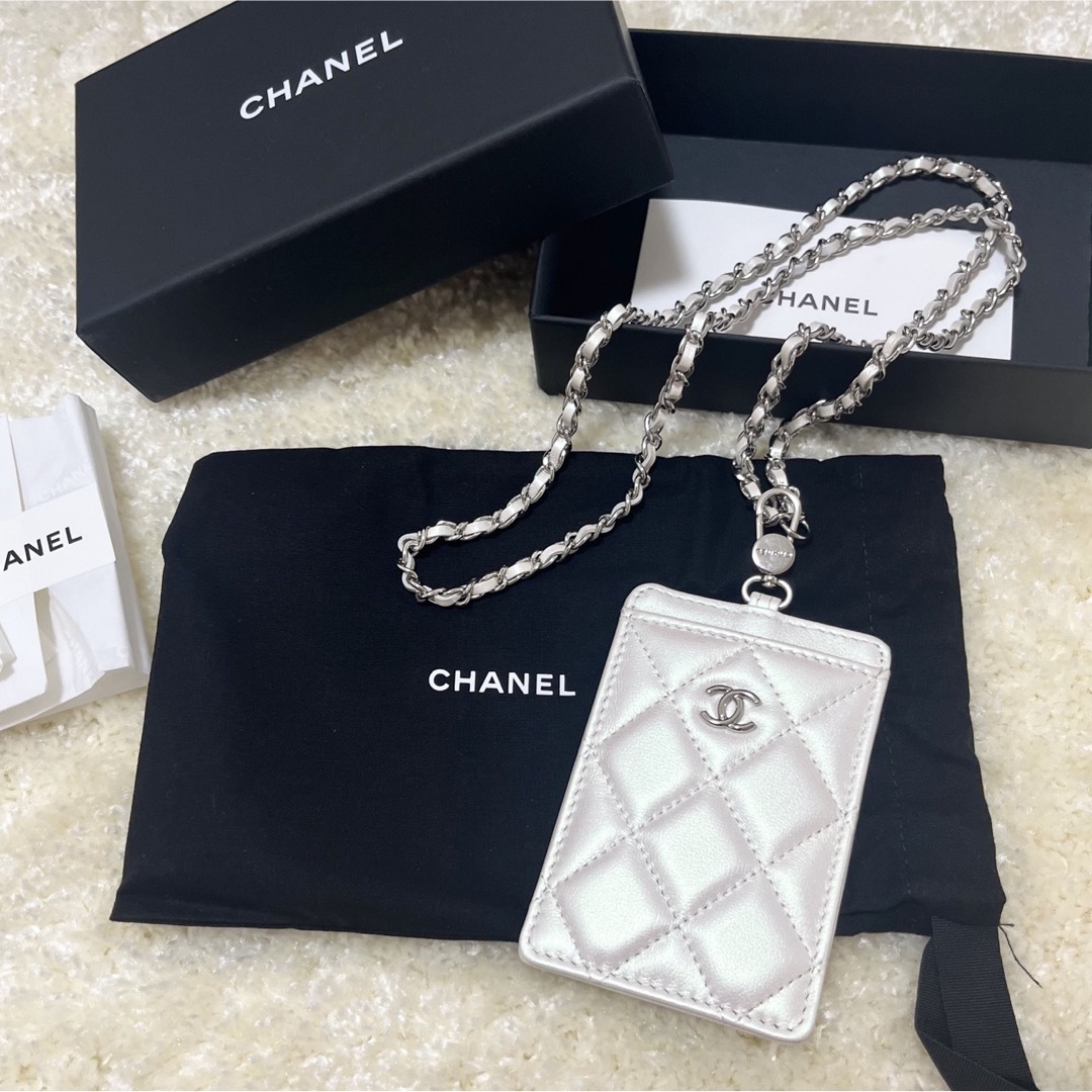 CHANEL(シャネル)の＊新品未使用＊CHANEL  カードケース　ネームホルダー　定期ケース　ホワイト レディースのファッション小物(パスケース/IDカードホルダー)の商品写真