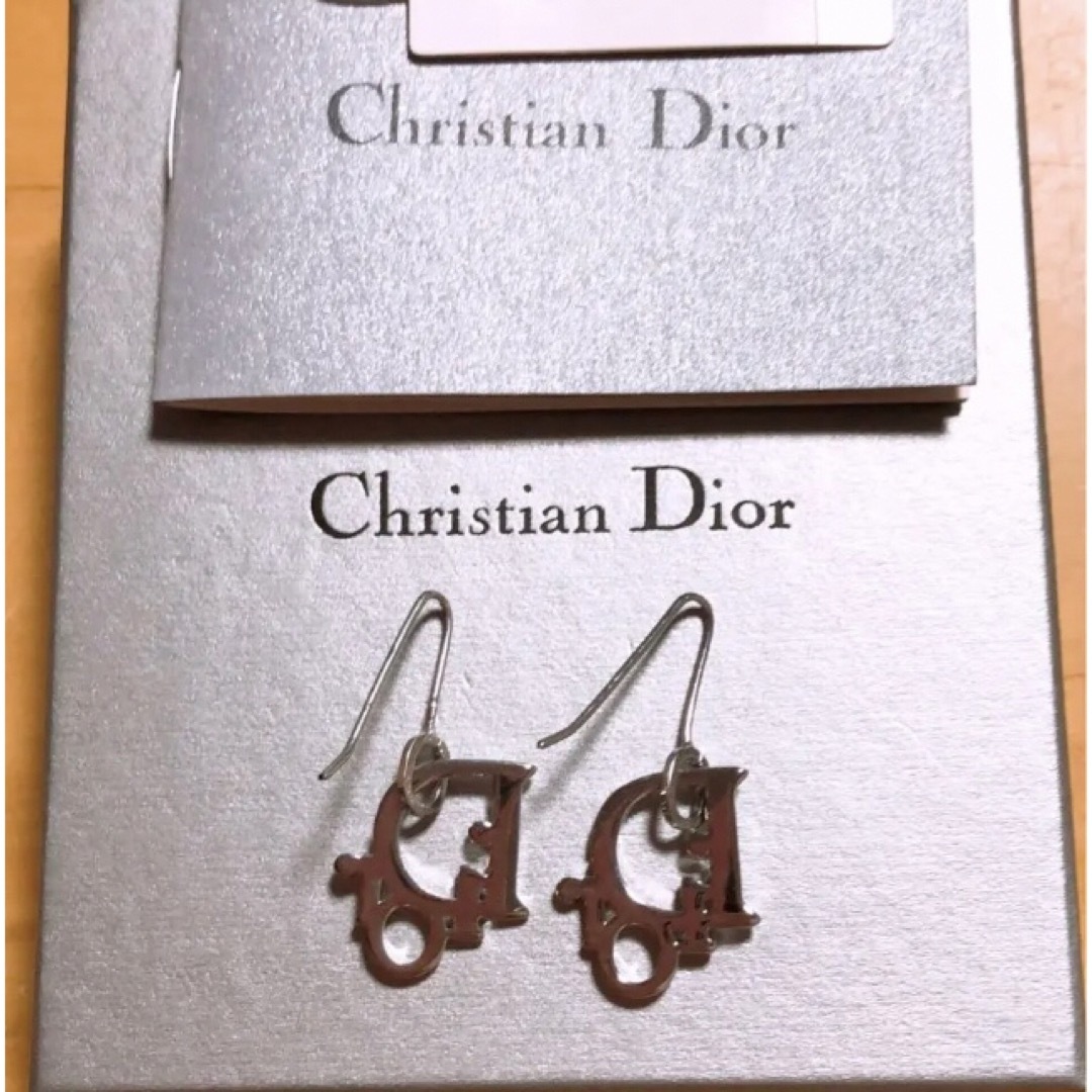 Dior silver ロゴ 揺れる ピアス フックタイプ シンプル