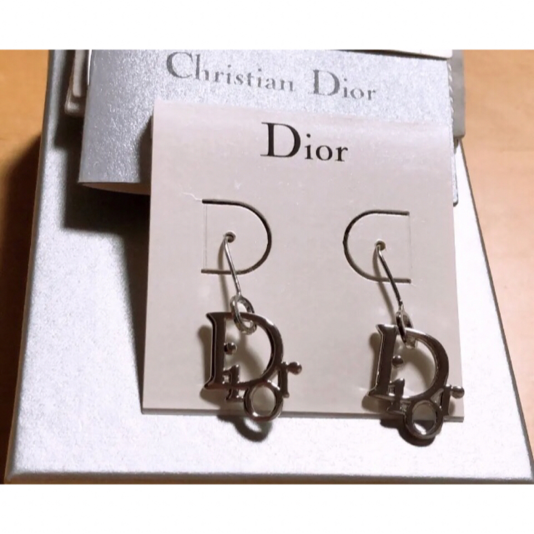 Dior silver ロゴ 揺れる ピアス フックタイプ シンプル
