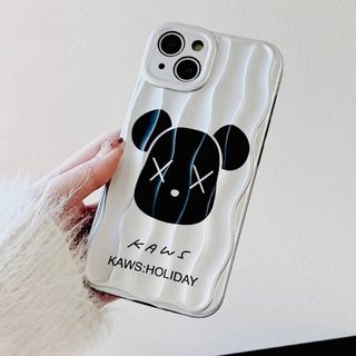 iPhone14ProMAXケース　カウズ KAWS アルミ調 ［シルバー］(iPhoneケース)