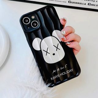 iPhone14プロ　ケース　カウズ KAWS アルミ調 ［ブラック］(iPhoneケース)