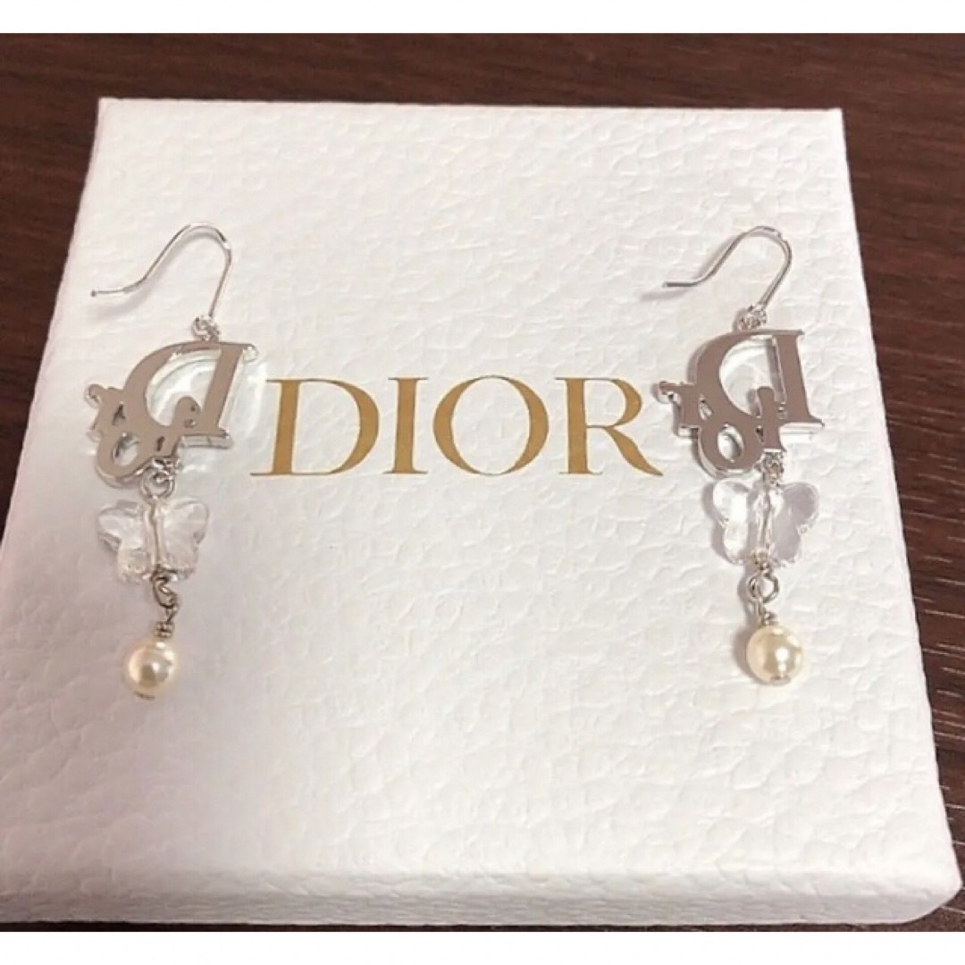 Dior シルバー ロゴ 蝶 揺れる ピアス silver フック パール - ピアス