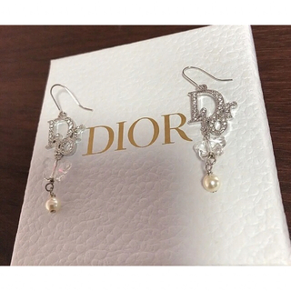 クリスチャンディオール(Christian Dior)のDior シルバー ロゴ 蝶 揺れる ピアス silver フック パール(ピアス)