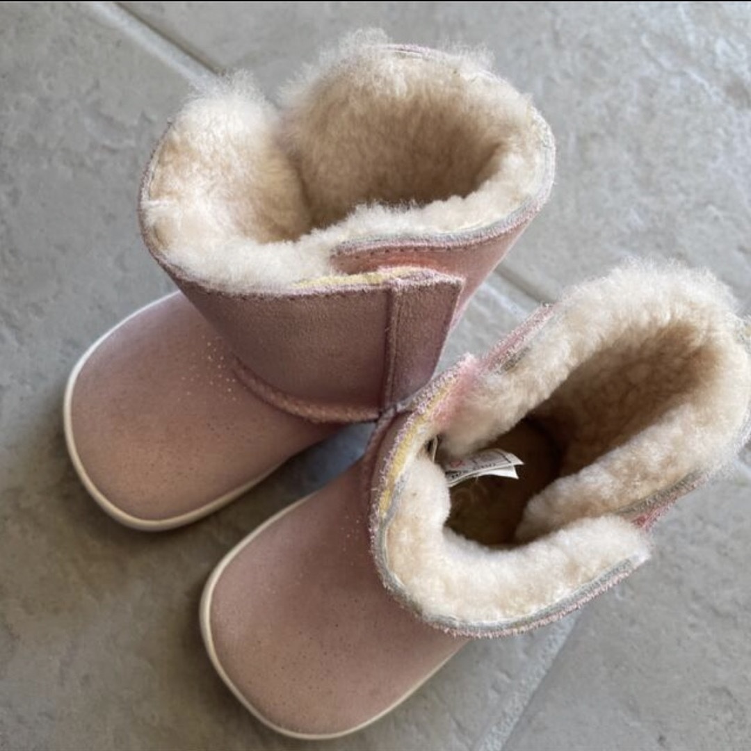 UGG(アグ)のキッズブーツ　ベビーシューズ　UGG モコモコ可愛い　アグ　暖かい　 キッズ/ベビー/マタニティのベビー靴/シューズ(~14cm)(ブーツ)の商品写真