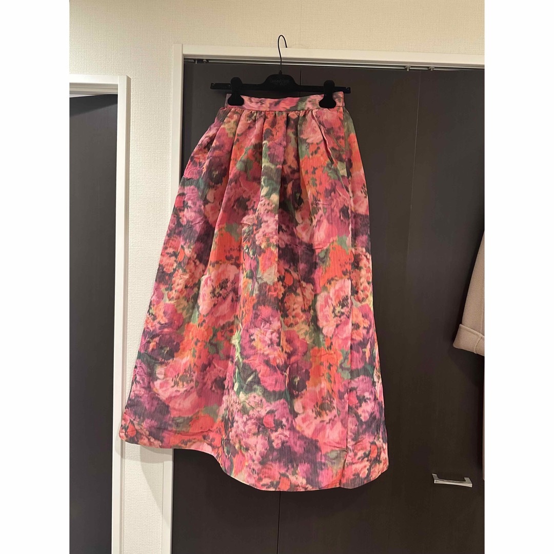 Drawer(ドゥロワー)の専用 ドゥロワー フラワープリント タフタ スカート36 新品未使用 レディースのスカート(ロングスカート)の商品写真