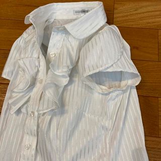 NARACAMICIE - 1回着用☆ ナラカミーチェ サテンストライプフリル 半袖 ... 1回使用 ナラカミーチェ サテンストライプフレア 5分袖シャツ ブラウス フリル