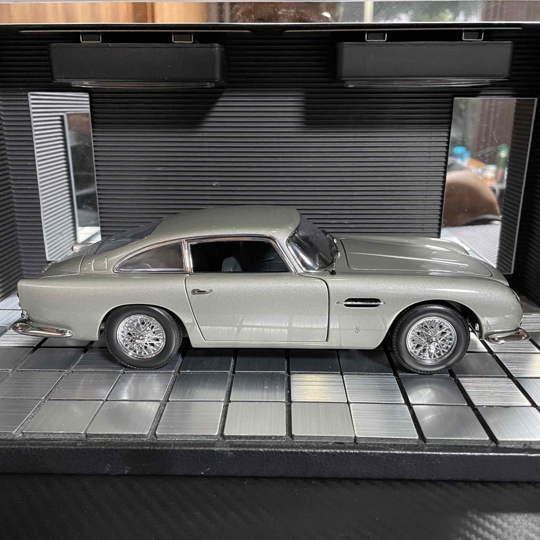 未展示品 オートアート1/18アストンマーチン DB5 007ゴールドフィンガー