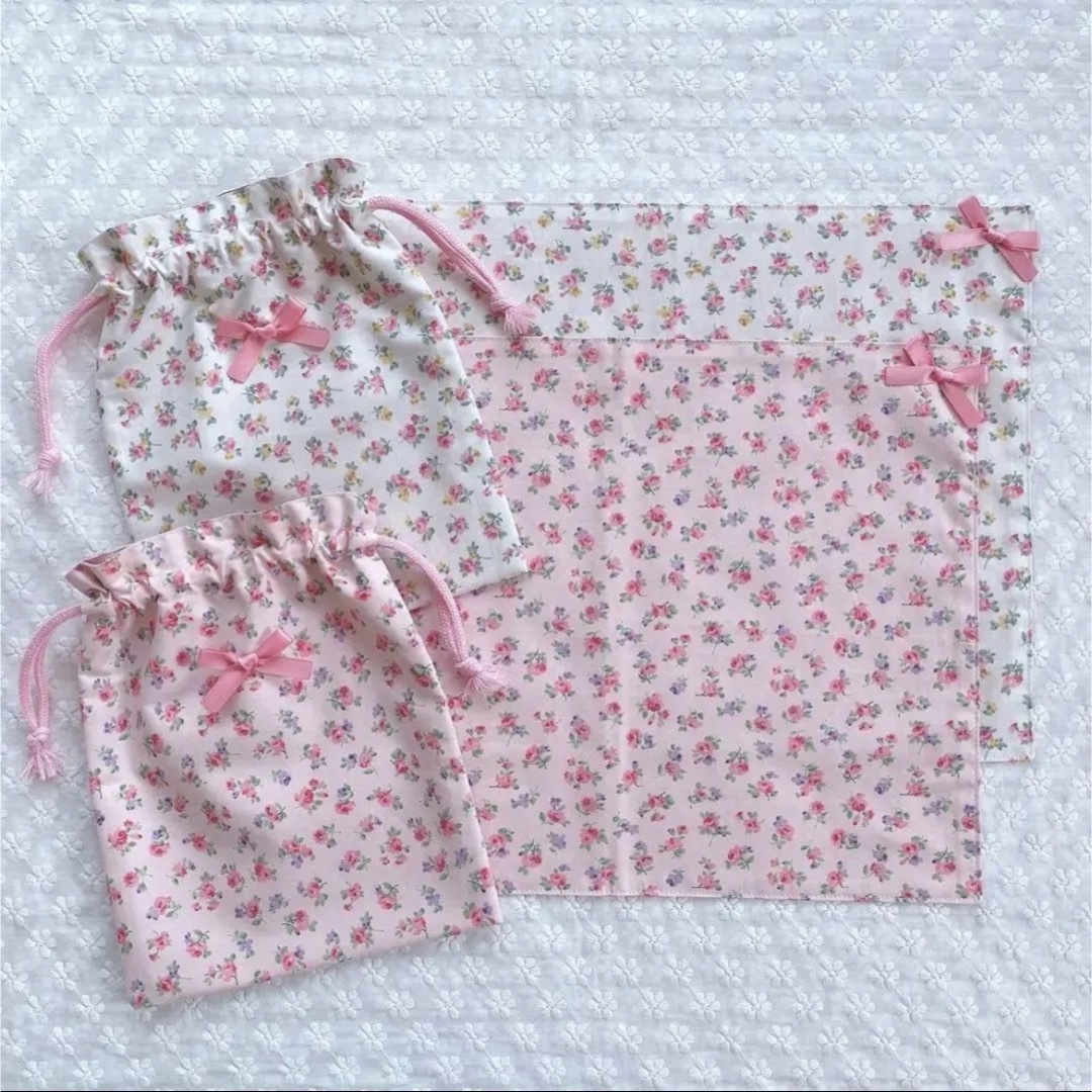 ランチョンマット＆巾着袋 4点セット  小花柄 ハンドメイドのキッズ/ベビー(外出用品)の商品写真