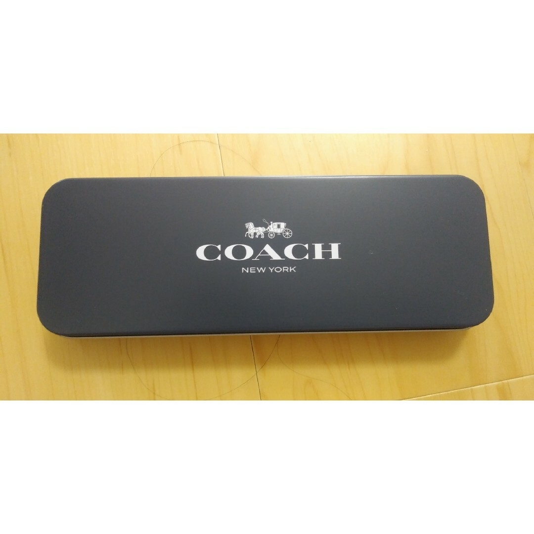 COACH(コーチ)のコーチ　万年筆＆ボールペンセット（缶ペンケース付き） インテリア/住まい/日用品の文房具(ペン/マーカー)の商品写真