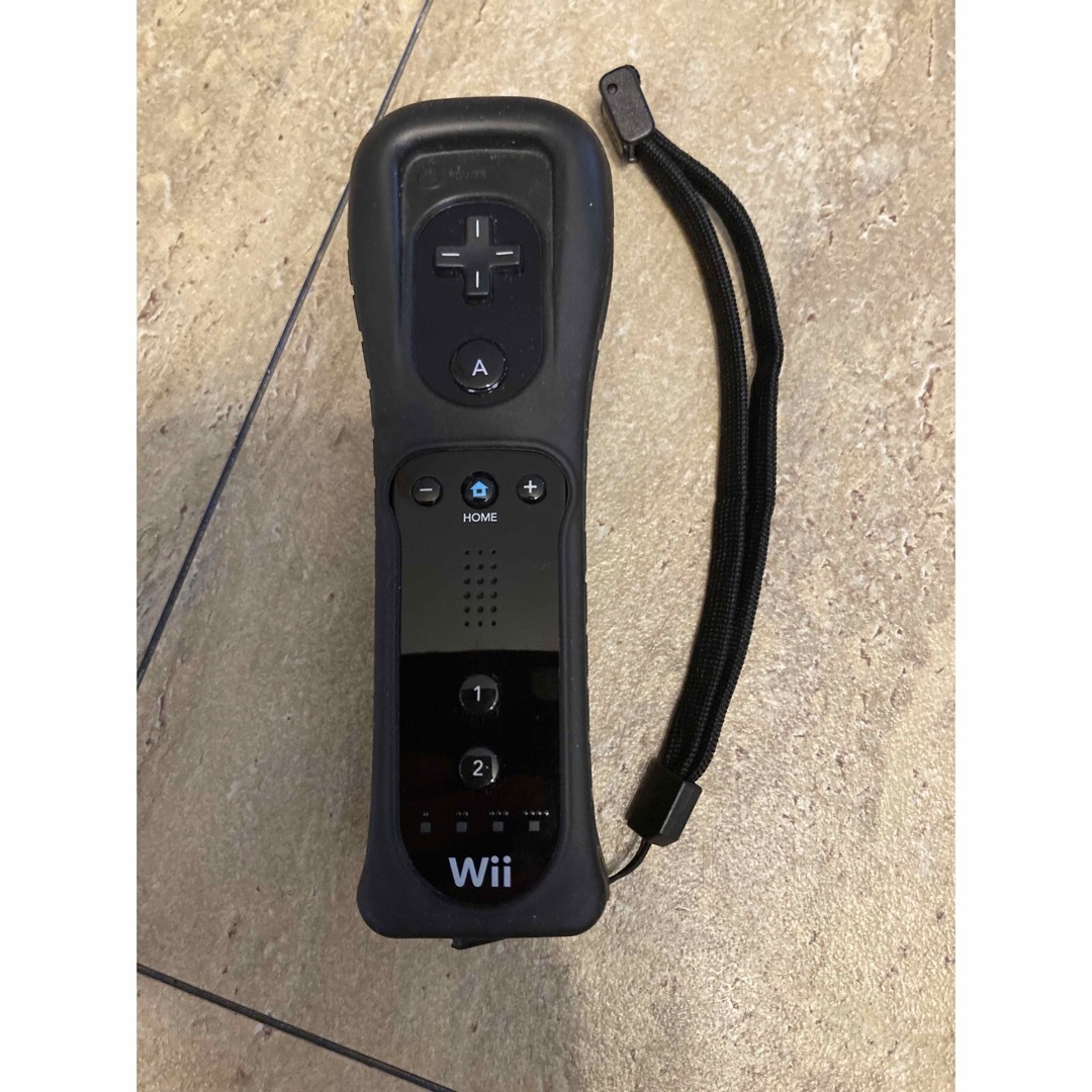 Wii(ウィー)のWiiリモコン　黒　ブラック エンタメ/ホビーのゲームソフト/ゲーム機本体(家庭用ゲーム機本体)の商品写真