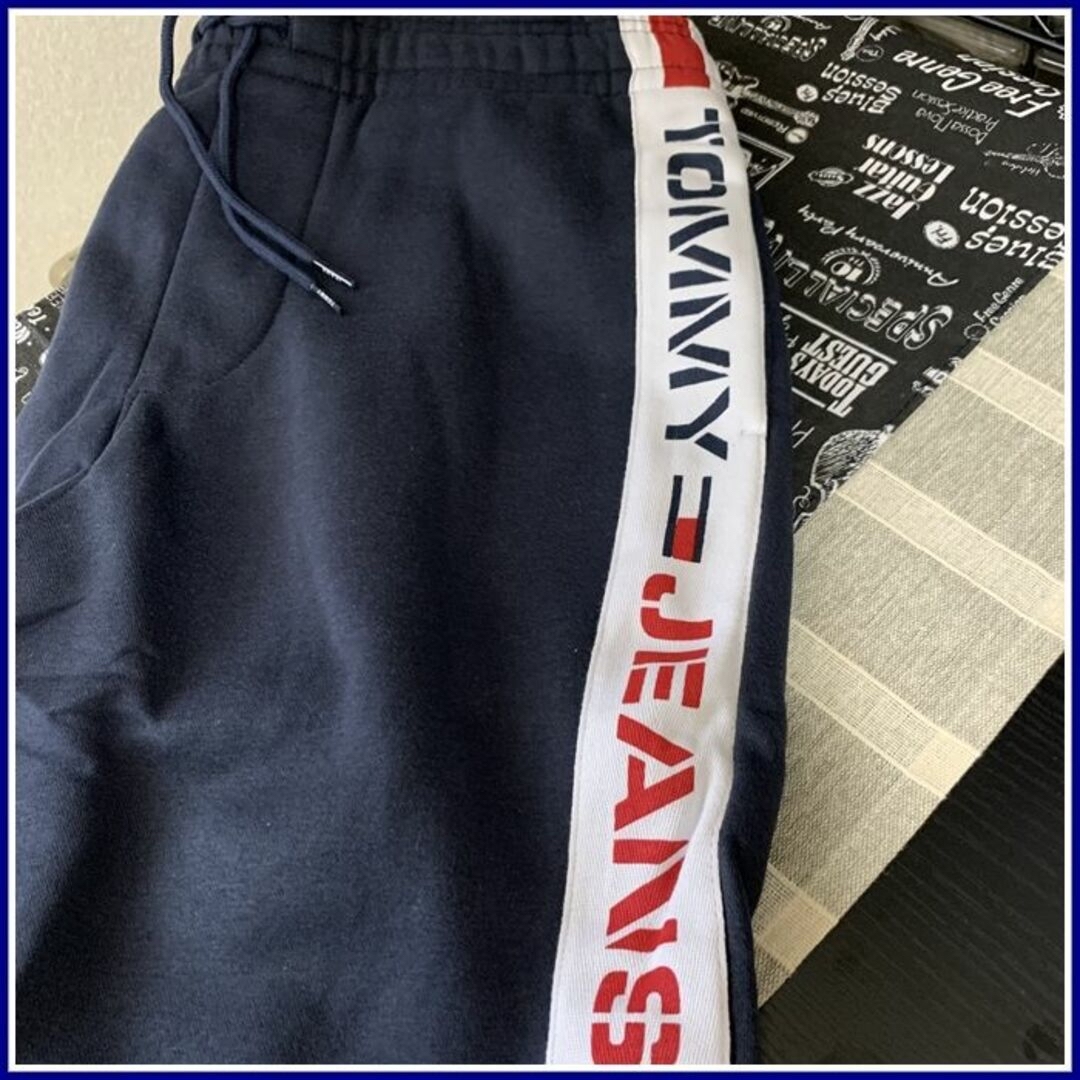 TOMMY HILFIGER(トミーヒルフィガー)のTOMMY JEANSのサイドロゴスウェットショーツ メンズのパンツ(ショートパンツ)の商品写真