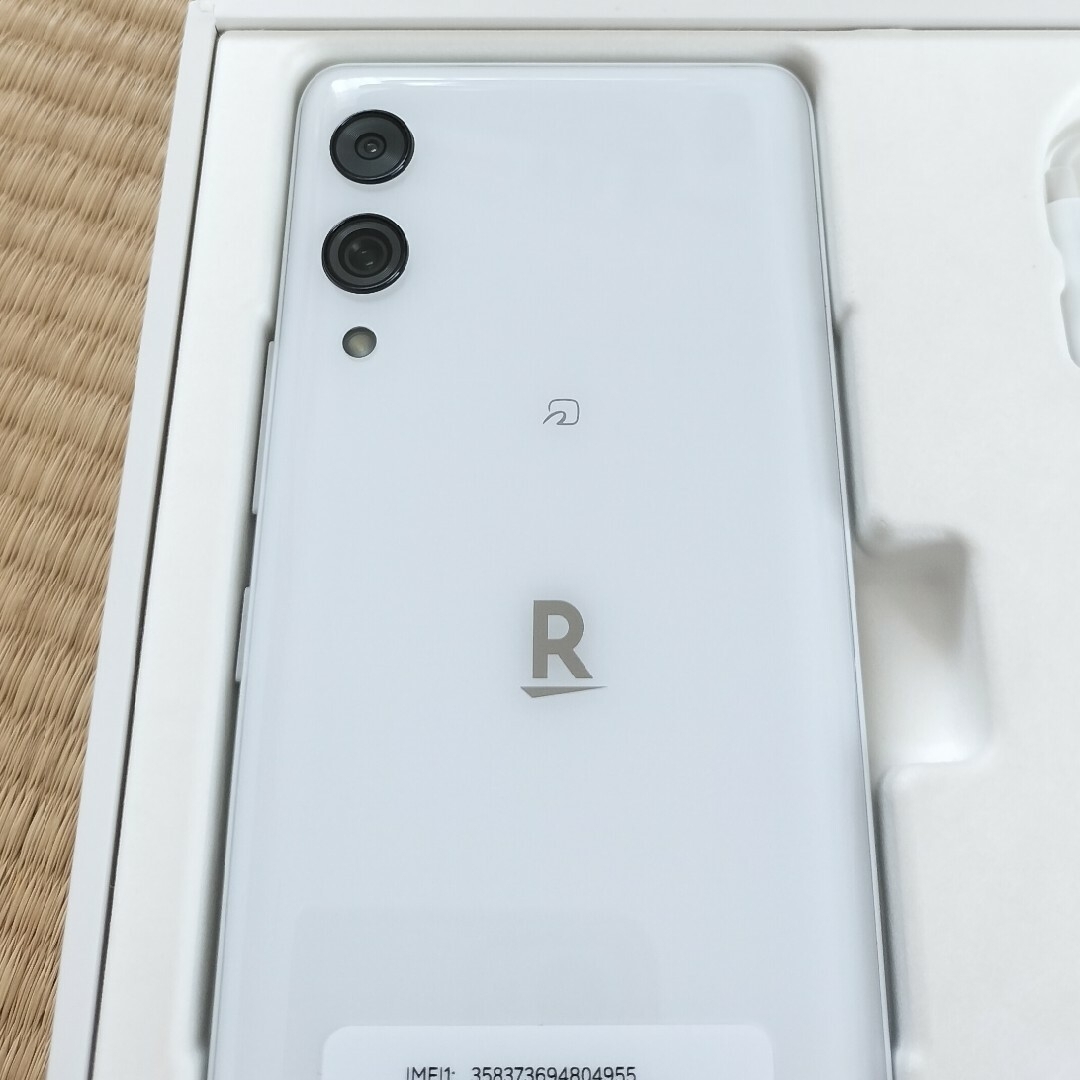 ANDROID(アンドロイド)の美品★楽天モバイル SIMフリー RakutenHand5G ホワイト P780 スマホ/家電/カメラのスマートフォン/携帯電話(スマートフォン本体)の商品写真