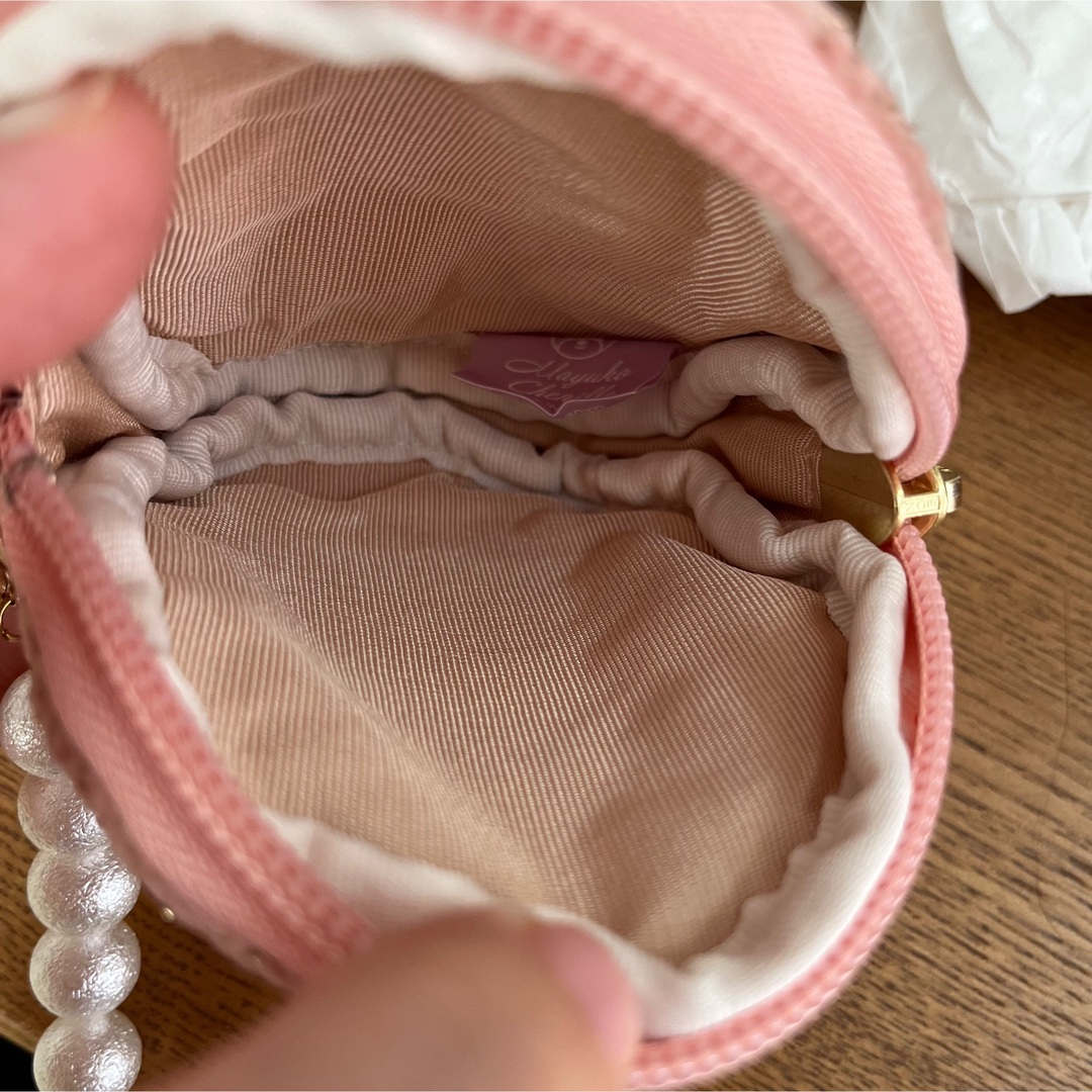 マユコシェニール　ベア刺繍丸チャームポーチ レディースのファッション小物(ポーチ)の商品写真