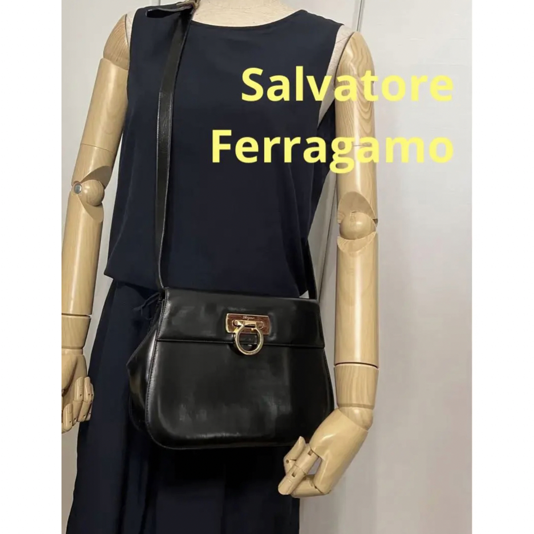 Ferragamo　ショルダーバッグ　ブラック　ロゴ金具