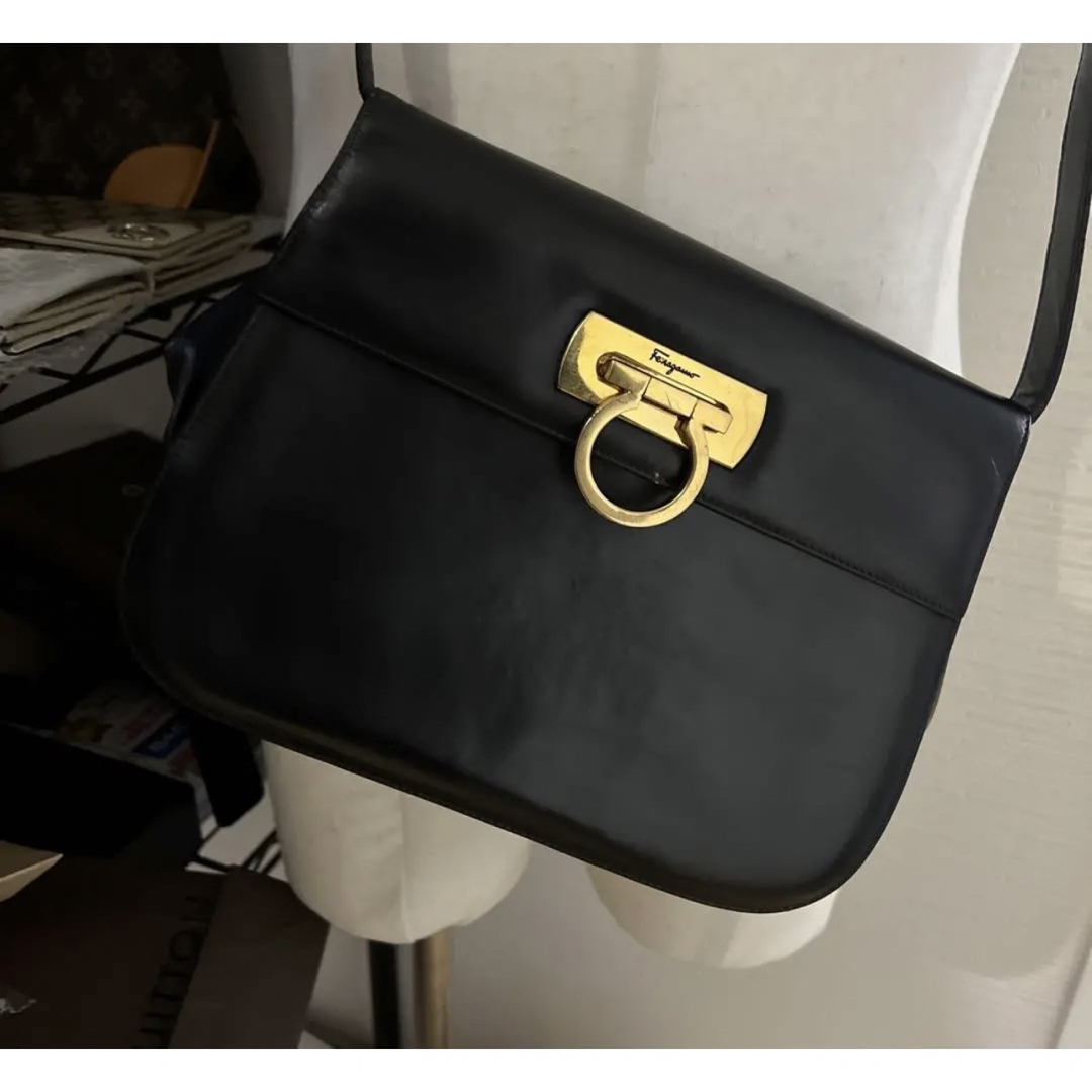 Ferragamo　ショルダーバッグ　ブラック　ロゴ金具