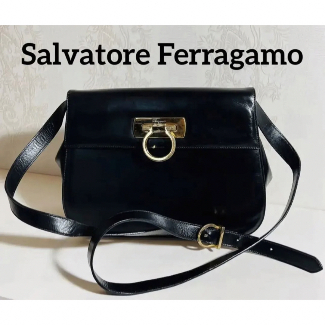 Ferragamo　ショルダーバッグ　ブラック　ロゴ金具