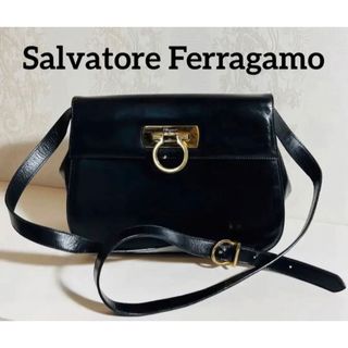 サルヴァトーレフェラガモ(Salvatore Ferragamo)のフェラガモ　ショルダーバッグ　ガンチーニ　ロゴ金具　斜め掛け　レザー　ブラック(ショルダーバッグ)