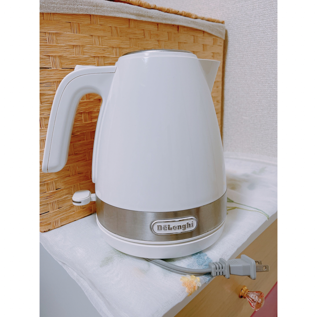 DeLonghi(デロンギ)のデロンギ 電気ケトル  ホワイト 1.0L KBLA1200J-W スマホ/家電/カメラの生活家電(電気ケトル)の商品写真