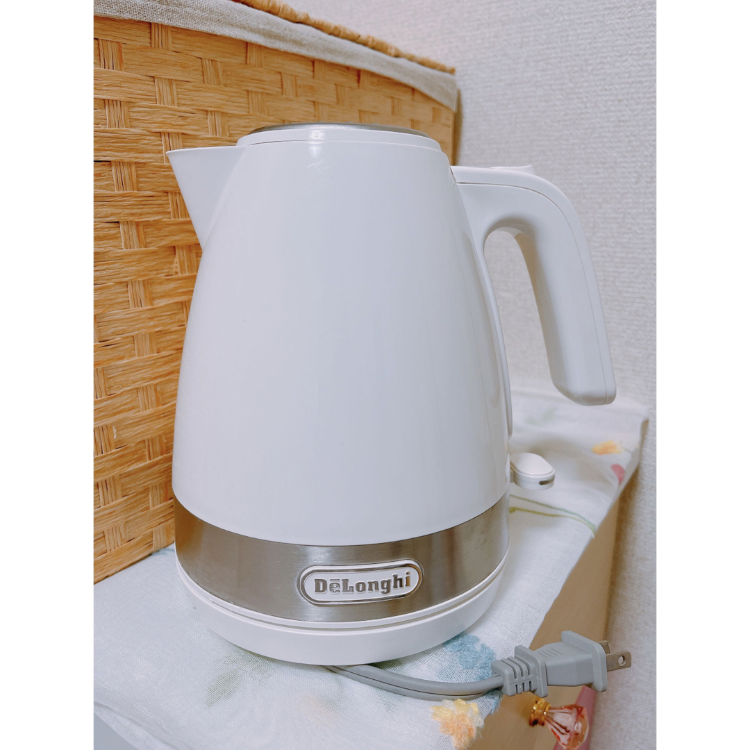 DeLonghi(デロンギ)のデロンギ 電気ケトル  ホワイト 1.0L KBLA1200J-W スマホ/家電/カメラの生活家電(電気ケトル)の商品写真