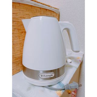 デロンギ(DeLonghi)のデロンギ 電気ケトル  ホワイト 1.0L KBLA1200J-W(電気ケトル)