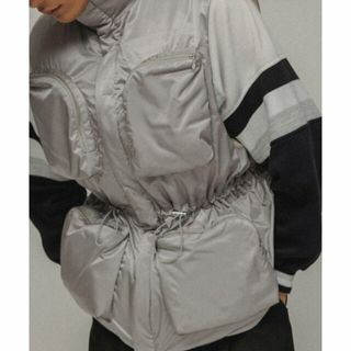 【シルバー（93）】[OUTER]WSIZE PADDED VEST UNISEX(ダウンジャケット)