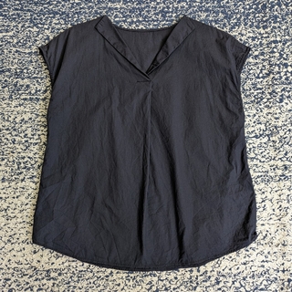 ジーユー(GU)のGU フレンチスリーブオープンネックシャツ（紺）(カットソー(半袖/袖なし))