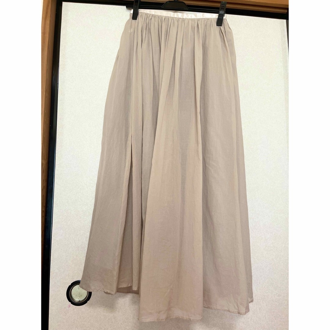 URBAN RESEARCH DOORS(アーバンリサーチドアーズ)のURBAN RESEARCH DOORS マキシスカート　グレージュ レディースのスカート(ロングスカート)の商品写真