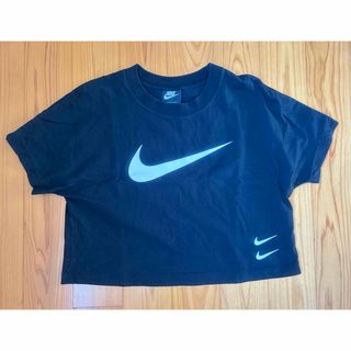 ナイキ(NIKE)のNIKE ショート丈Tシャツ【ブラック】(Tシャツ(半袖/袖なし))