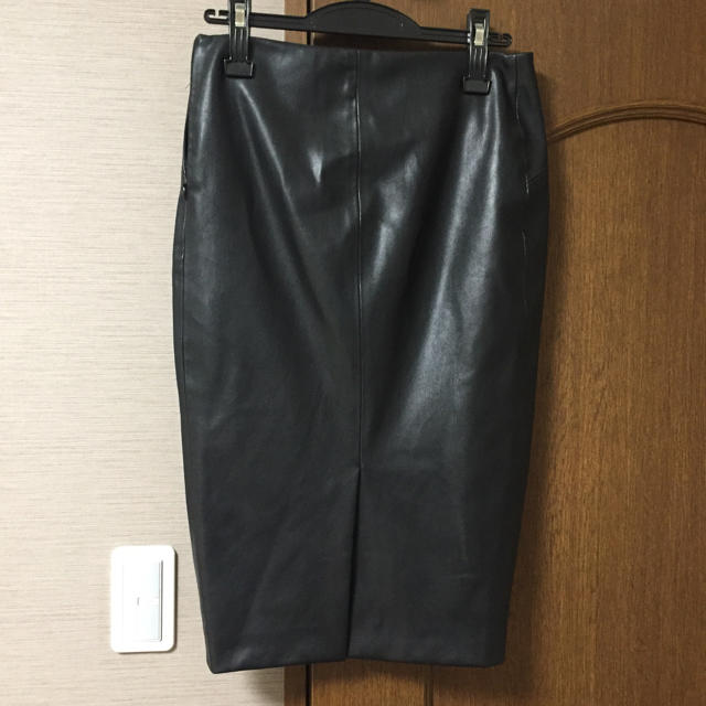 ZARA(ザラ)のZARA フェイクレザータイトスカート レディースのスカート(ひざ丈スカート)の商品写真