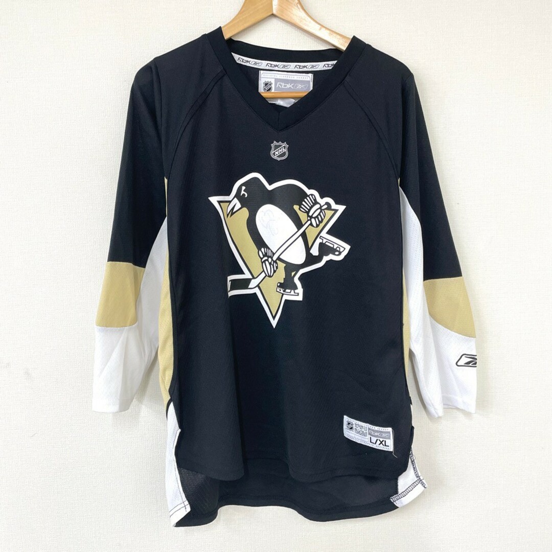 Reebok(リーボック)のリーボック Reebok CCM NHL Pittsburgh Penguins ピッツバーグ ペンギンズ メッシュ ホッケージャージ 長袖 ロゴ プリント 刺繍 サイズ：YOUTH L/XL ブラック×ホワイト×ゴールド 【古着】 古着 【中古】 中古 mellow 【あす楽対応】【古着屋mellow楽天市場店】 スポーツ/アウトドアのスポーツ/アウトドア その他(アメリカンフットボール)の商品写真