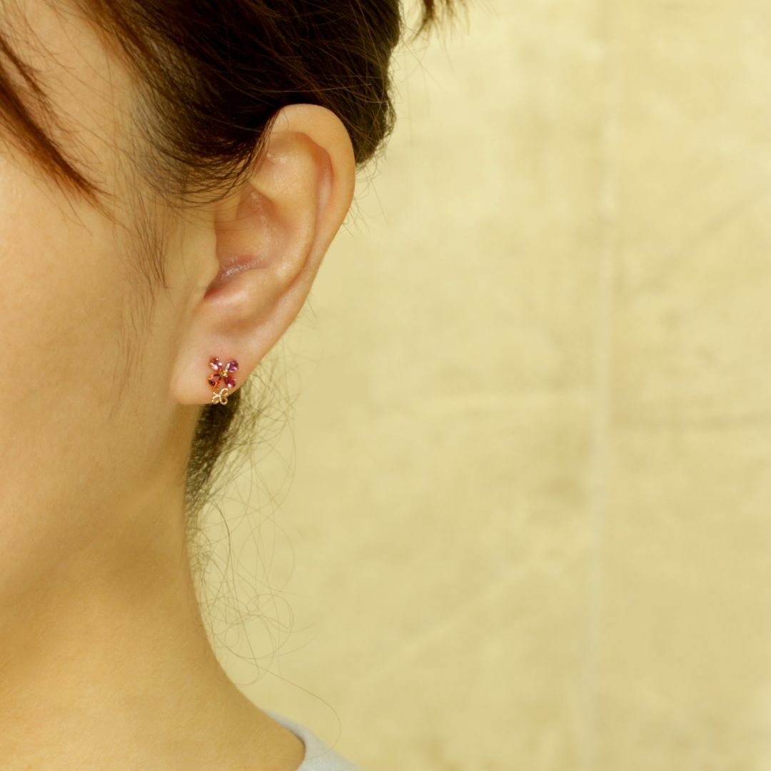 お花のシルエットをデザインしたやわらかなお花のピアス K18PG