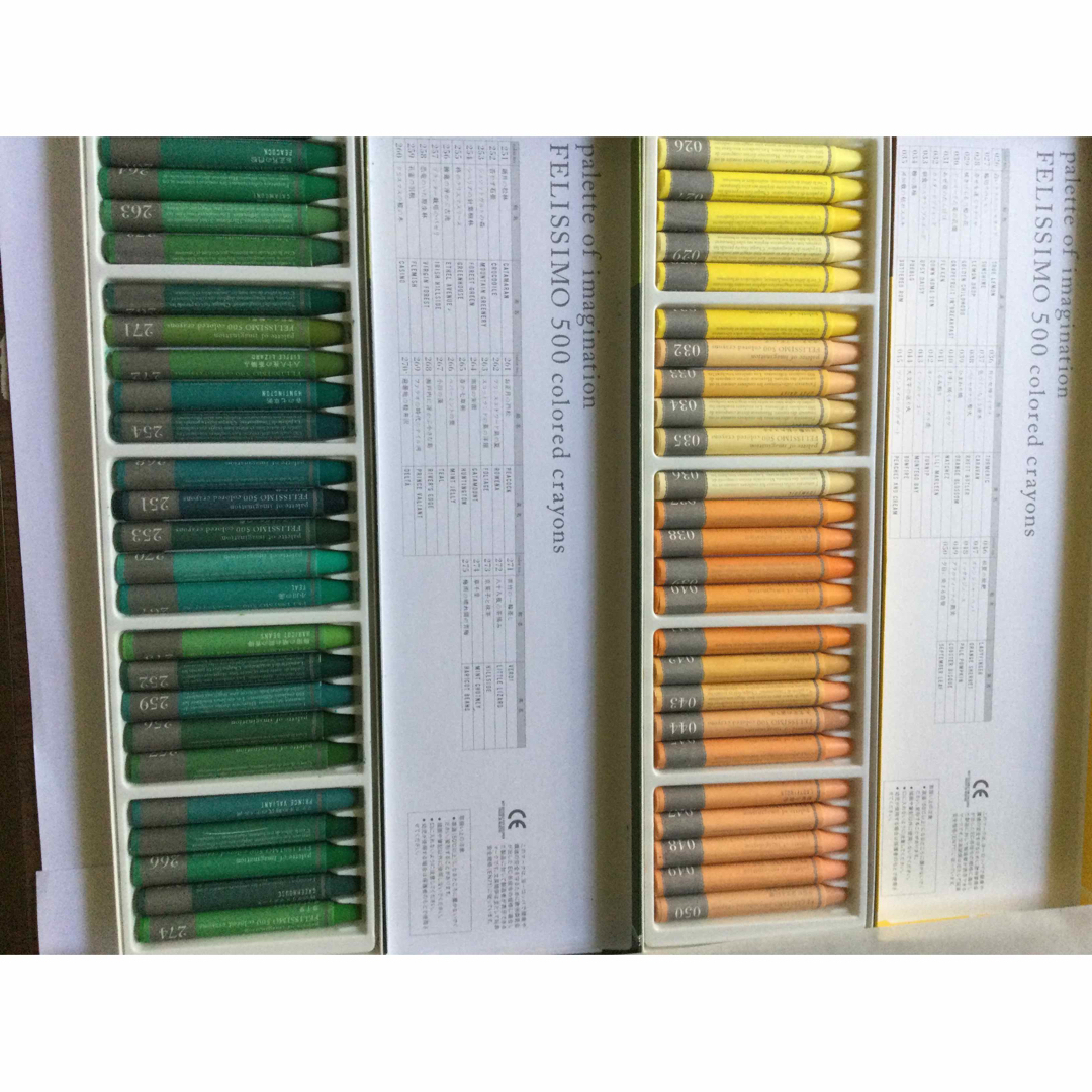 FELISSIMO(フェリシモ)のフェリシモ500色クレヨンの緑系、黄色系の50色 エンタメ/ホビーのアート用品(クレヨン/パステル)の商品写真