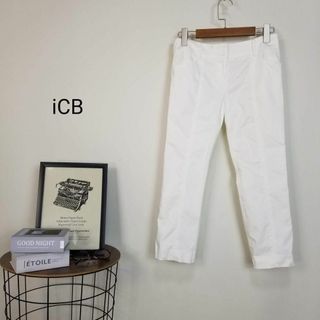 アイシービー(ICB)の美品icbカジュアルクロップドパンツM白美脚効果ストレッチ素材オンワード樫山(カジュアルパンツ)