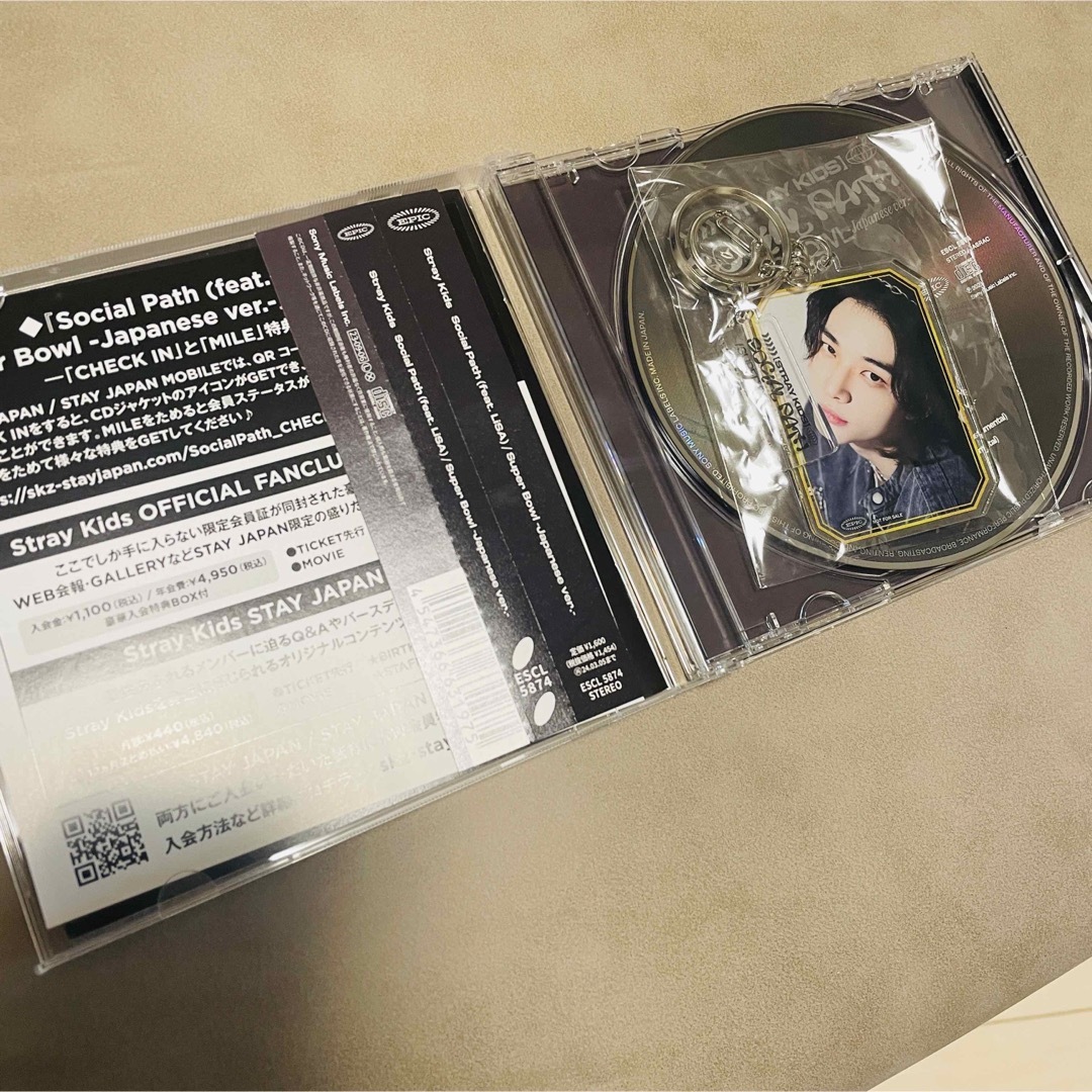 Stray Kids(ストレイキッズ)のアクリルキーホルダー　ヒョンジン　CD付き エンタメ/ホビーのタレントグッズ(アイドルグッズ)の商品写真