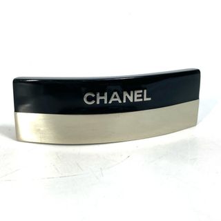 シャネル(CHANEL)のシャネル CHANEL ロゴ バイカラー 00A ヘアアクセサリー バレッタ プラスチック ブラック(バレッタ/ヘアクリップ)