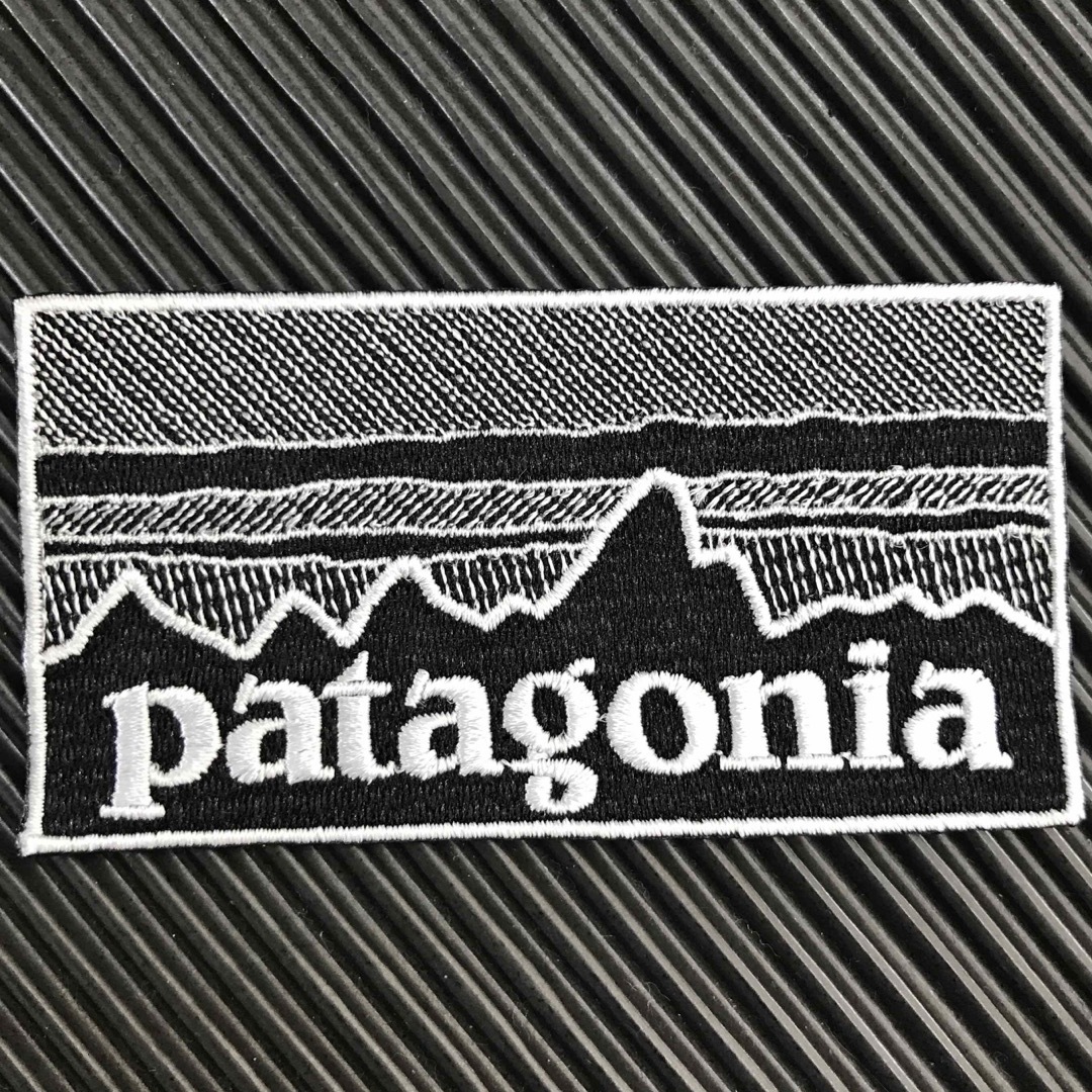 patagonia(パタゴニア)の90×48mm PATAGONIAフィッツロイ モノクロアイロンワッペン -54 ハンドメイドのキッズ/ベビー(ファッション雑貨)の商品写真