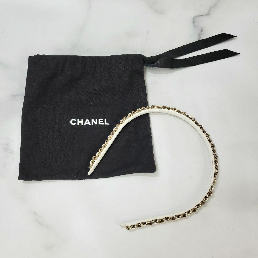 レディースCHANEL シャネル カチューシャ 白 MM601ヘアアクセサリー