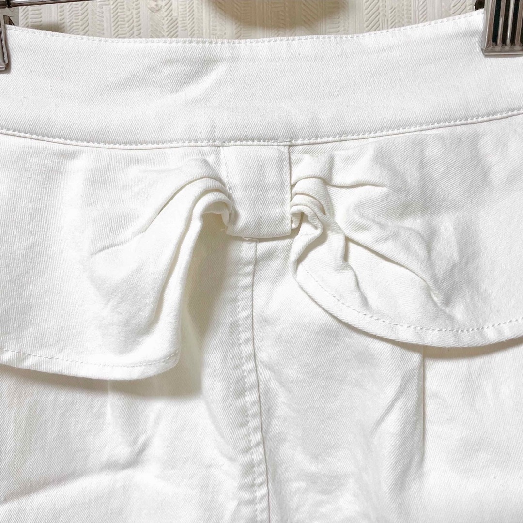MAJESTIC LEGON(マジェスティックレゴン)のペプラムコクーンSK リボンデニムスカート オフホワイト 量産型 地雷系 可愛い レディースのスカート(ひざ丈スカート)の商品写真