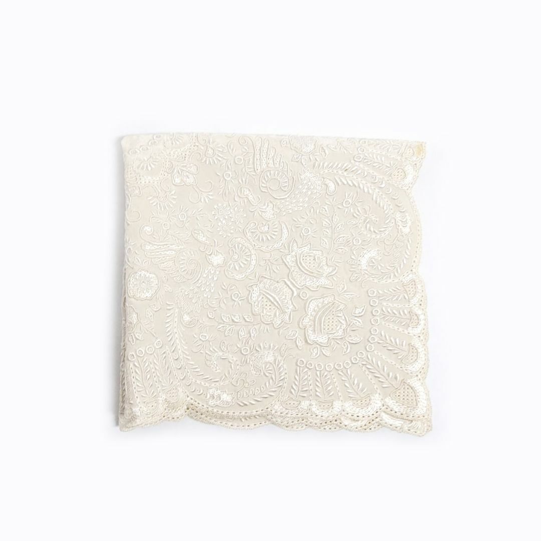 三越(ミツコシ)の最高級✨芸術品 希少シルク絹 スワトウ刺繍 汕頭手刺繍 80年代作 ハンカチーフ レディースのファッション小物(ハンカチ)の商品写真