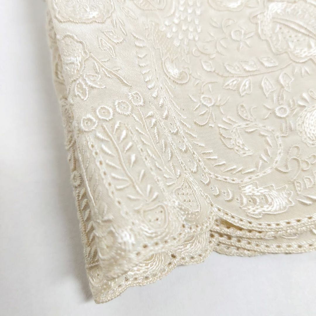 三越(ミツコシ)の最高級✨芸術品 希少シルク絹 スワトウ刺繍 汕頭手刺繍 80年代作 ハンカチーフ レディースのファッション小物(ハンカチ)の商品写真